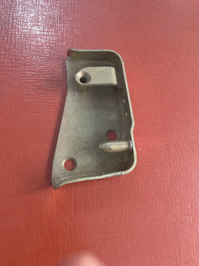 401-370 CZA3310 MGB DOOR LOCK STRIKER RH USED