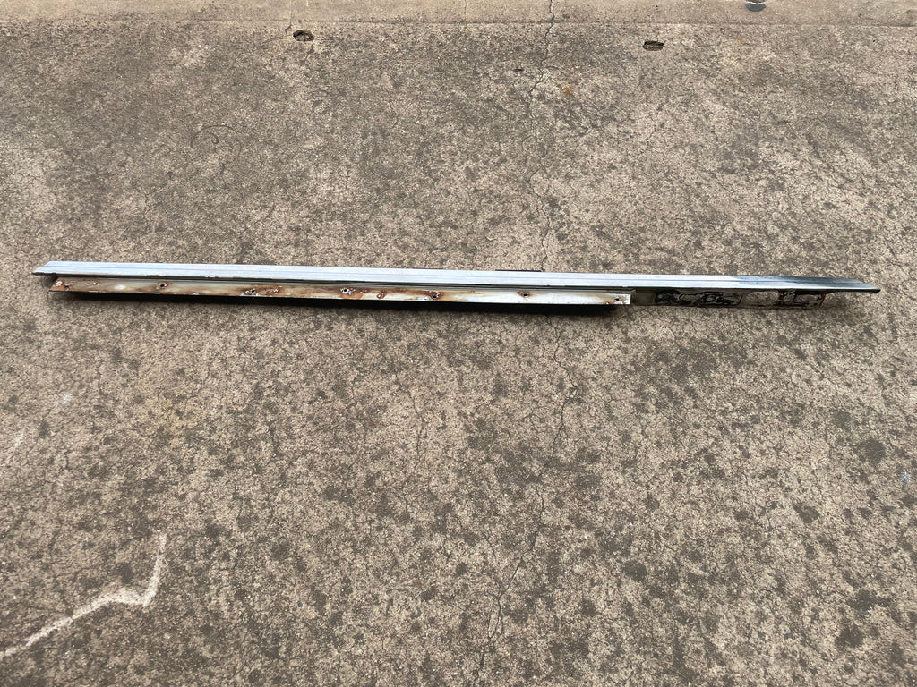 453-410 AHH7476 MGBGT FINISHER TOP OF DOOR RH USED