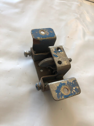 402-530 AHH7450 MGB BOOT CATCH ON LID USED