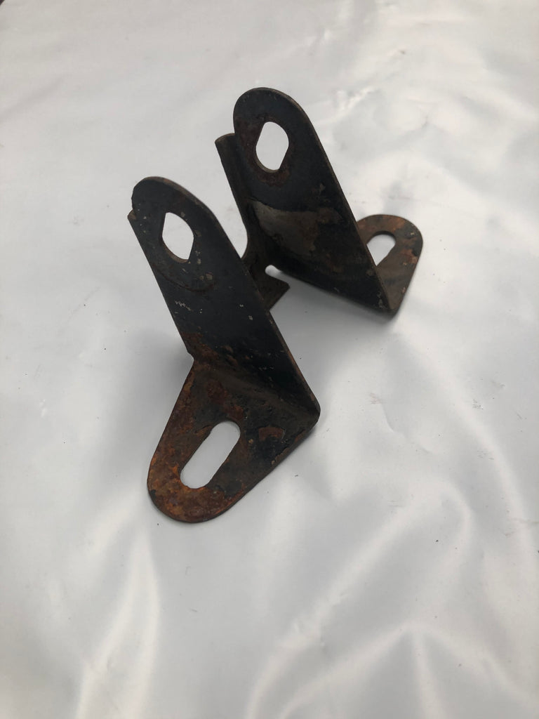 AHH6008 MGA STEERING COLUMN MOUNT BRACKET USED