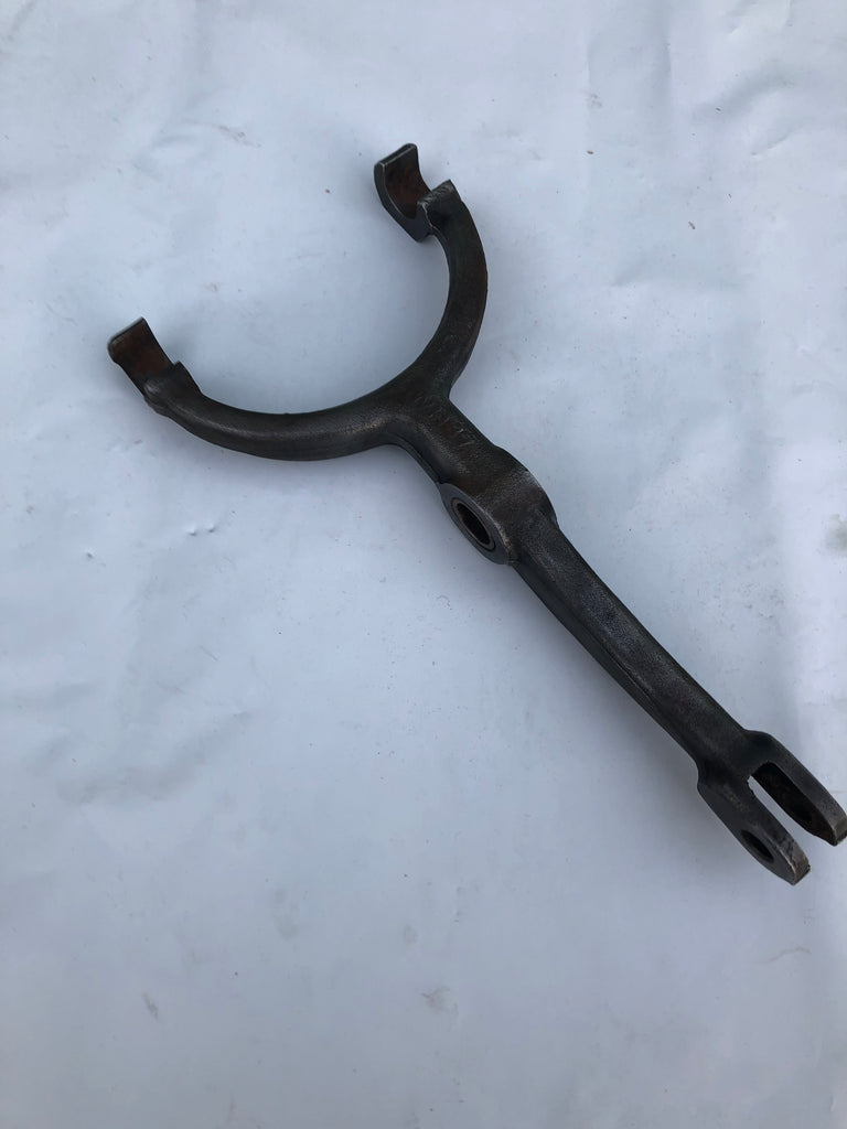 190-580 22B56 MG MGB CLUTCH FORK MK1 3 SYNCHRO GOOD CONDITION USED