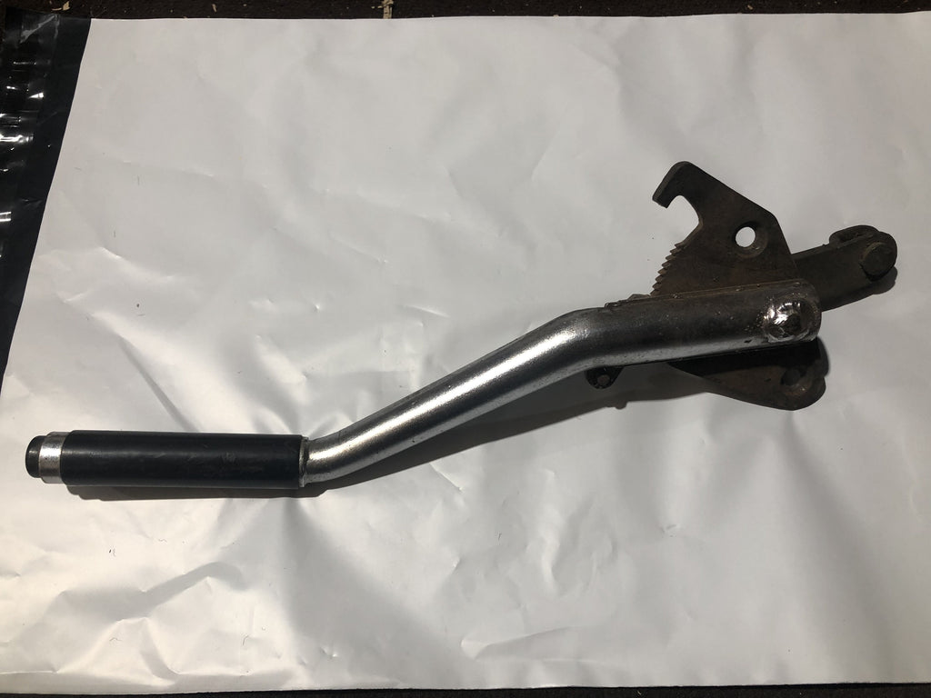 182-310 BHH538 HANDBRAKE LEVER MGB USED