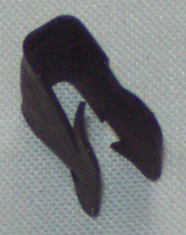 071-910 ZKC1942 CLIP DOOR WSTRIP TR7